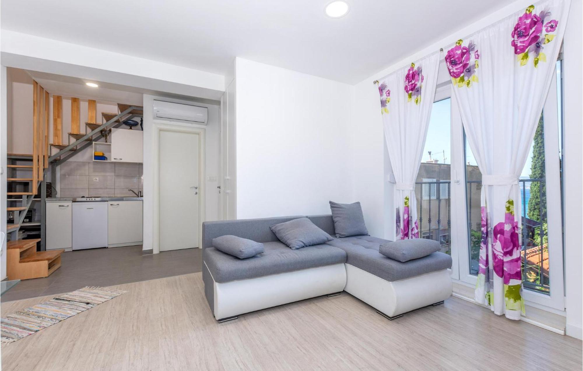 Gorgeous Apartment In Omis With Kitchen Exterior foto